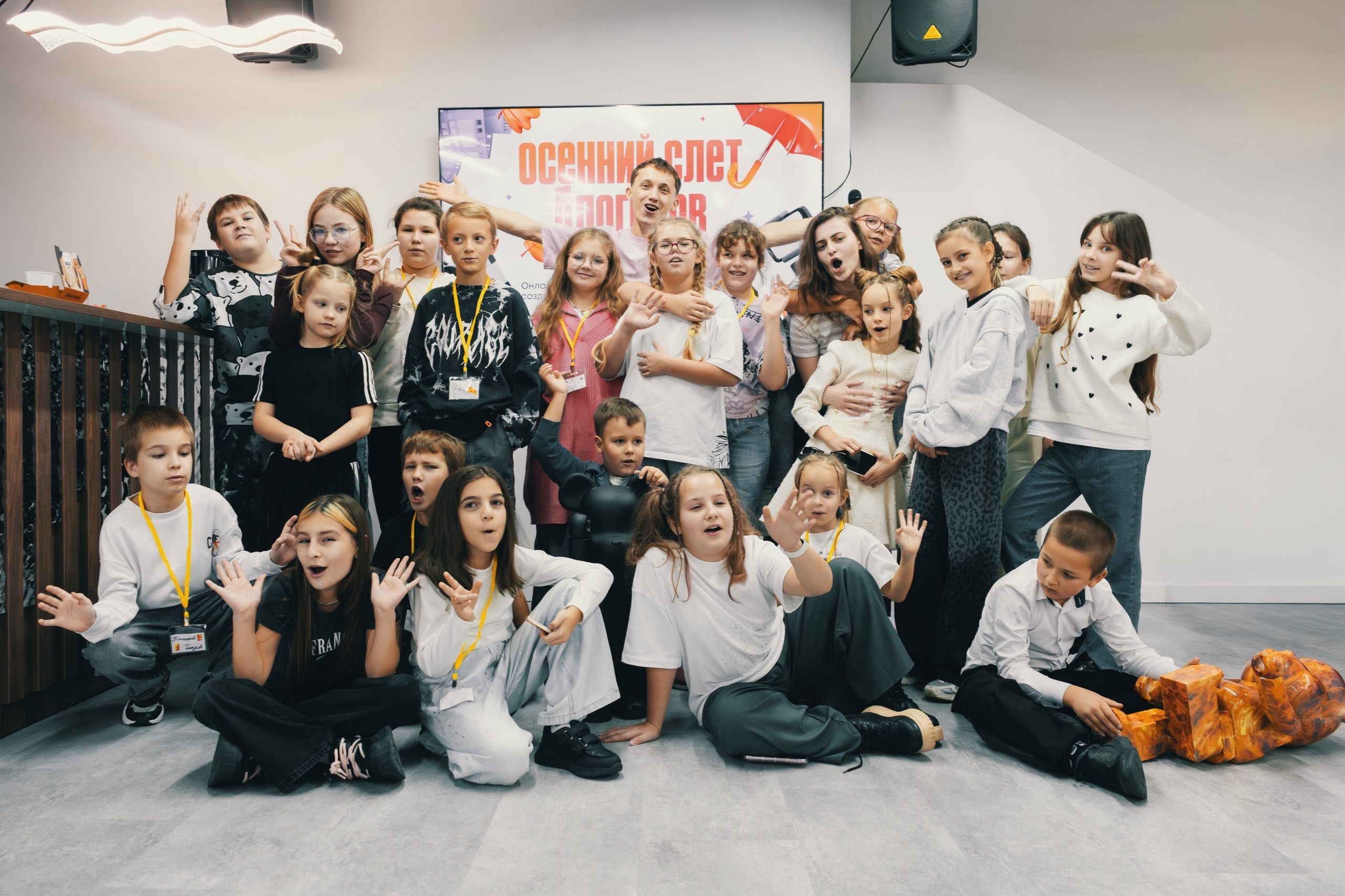 Группа детей и преподавателей Kids Blogging School